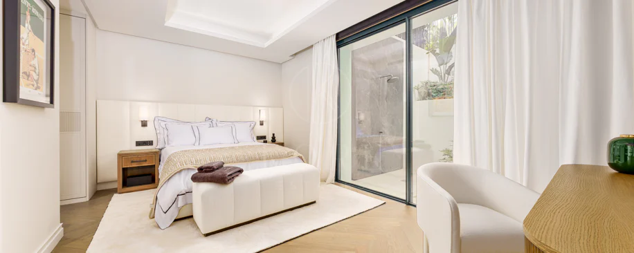 Villa for sale in Las Brisas, Nueva Andalucia