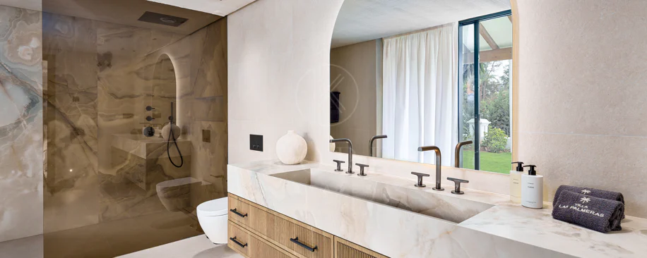 Villa for sale in Las Brisas, Nueva Andalucia