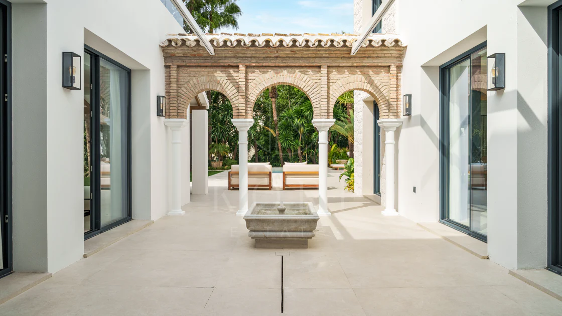 Villa for sale in Las Brisas, Nueva Andalucia
