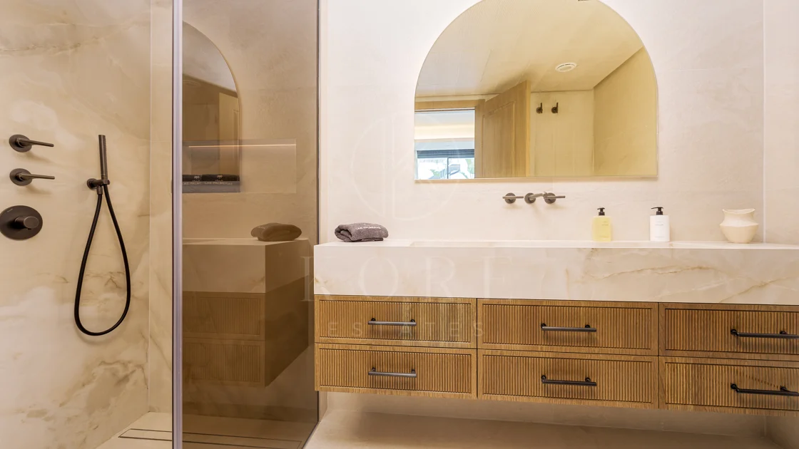 Villa for sale in Las Brisas, Nueva Andalucia
