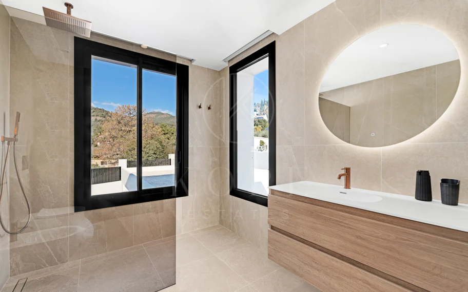 Villa en venta en El Madroñal, Benahavis