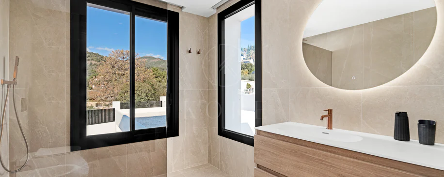 Villa for sale in El Madroñal, Benahavis