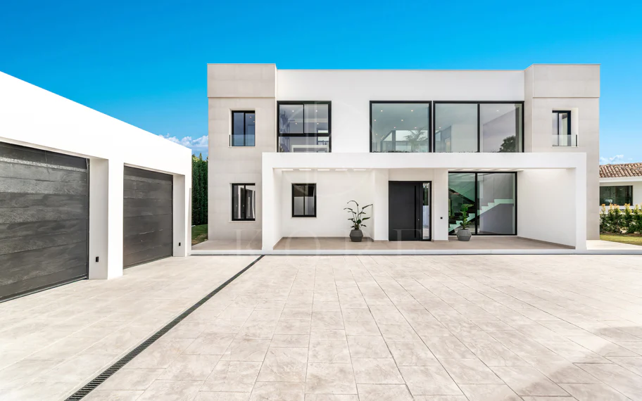 Villa en venta en El Madroñal, Benahavis
