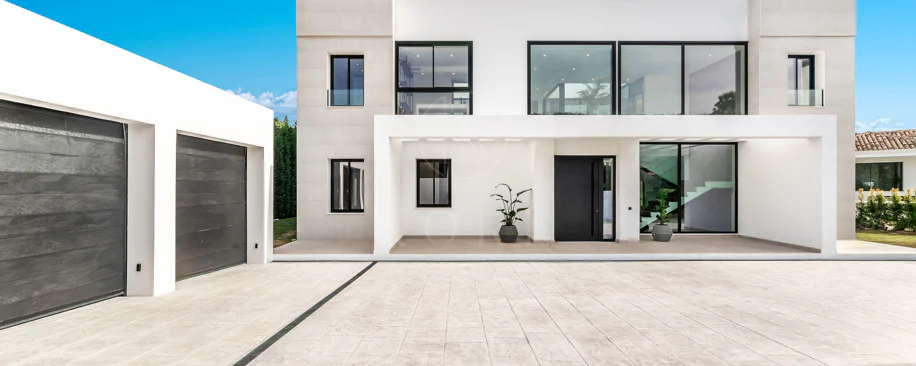 Villa for sale in El Madroñal, Benahavis