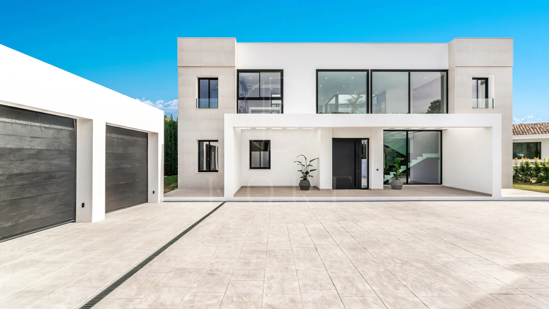 Villa for sale in El Madroñal, Benahavis
