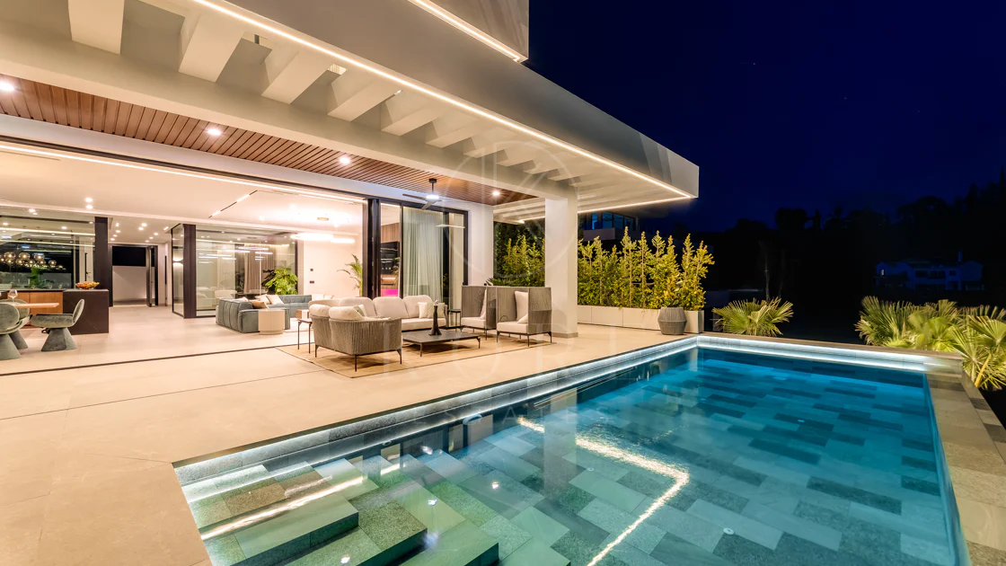 Villa for sale in El Madroñal, Benahavis