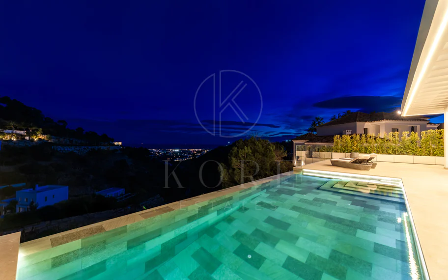 Villa en venta en El Madroñal, Benahavis