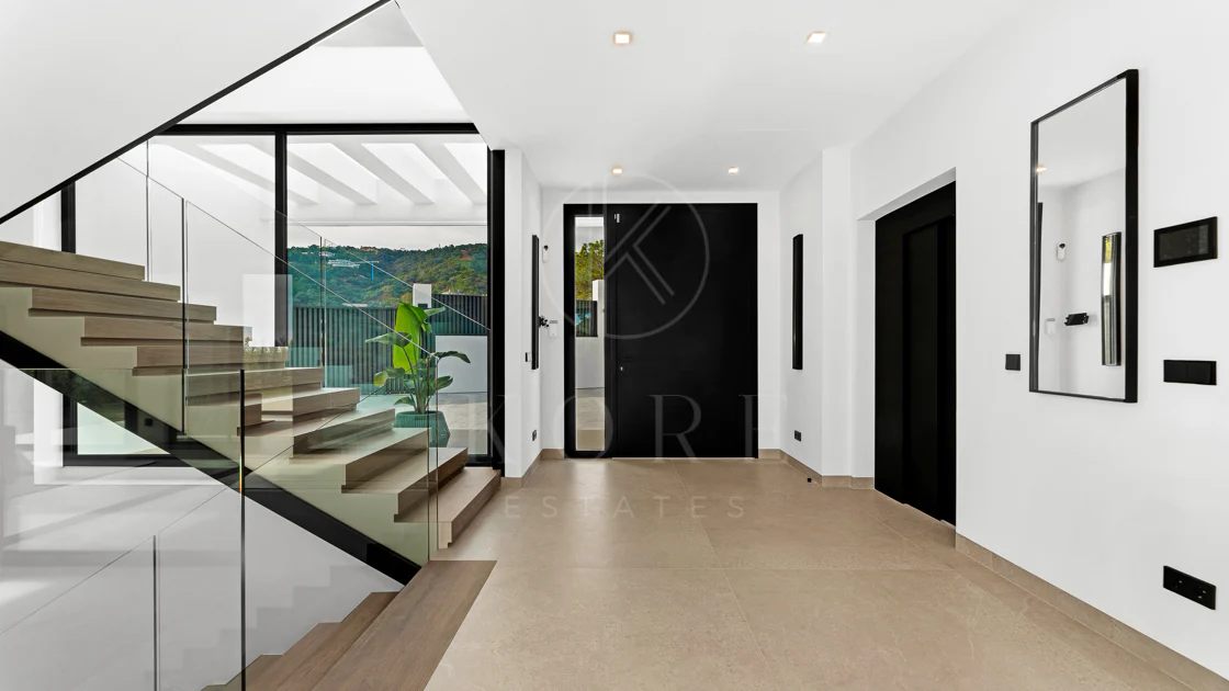 Villa for sale in El Madroñal, Benahavis
