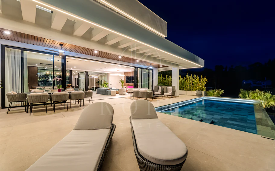 Villa en venta en El Madroñal, Benahavis