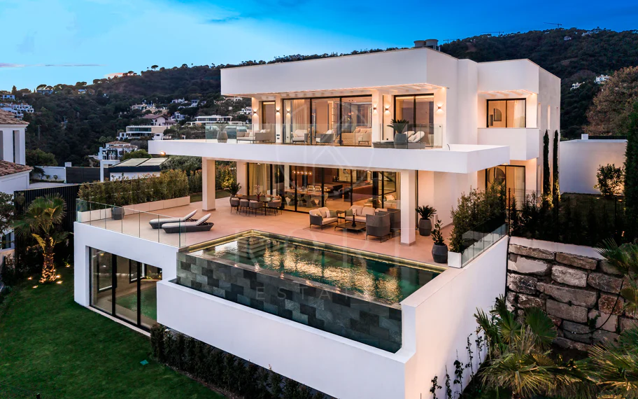 Villa en venta en El Madroñal, Benahavis
