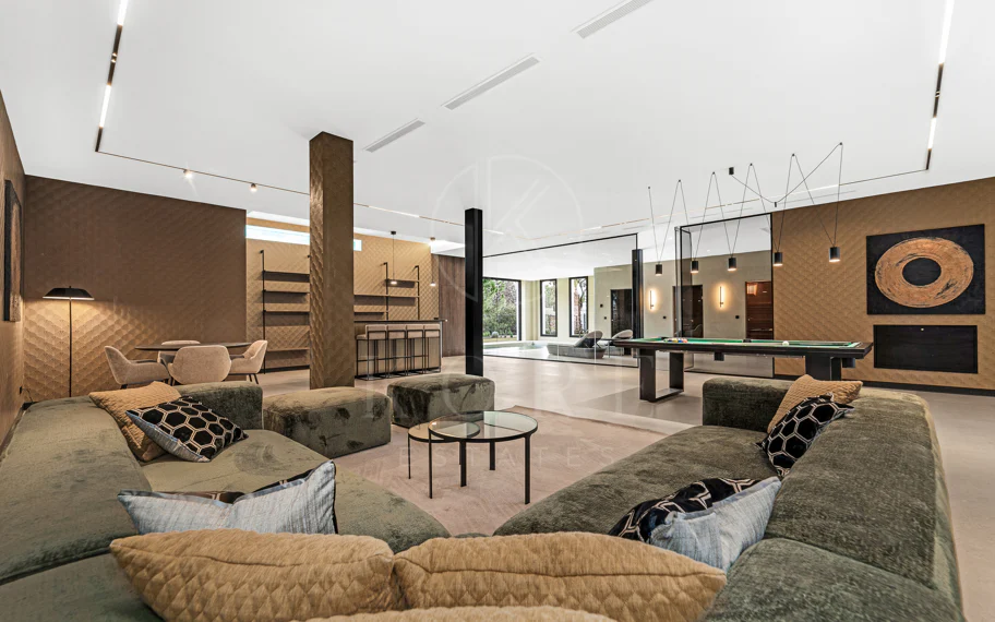 Villa en venta en El Madroñal, Benahavis