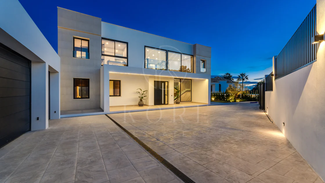Villa for sale in El Madroñal, Benahavis