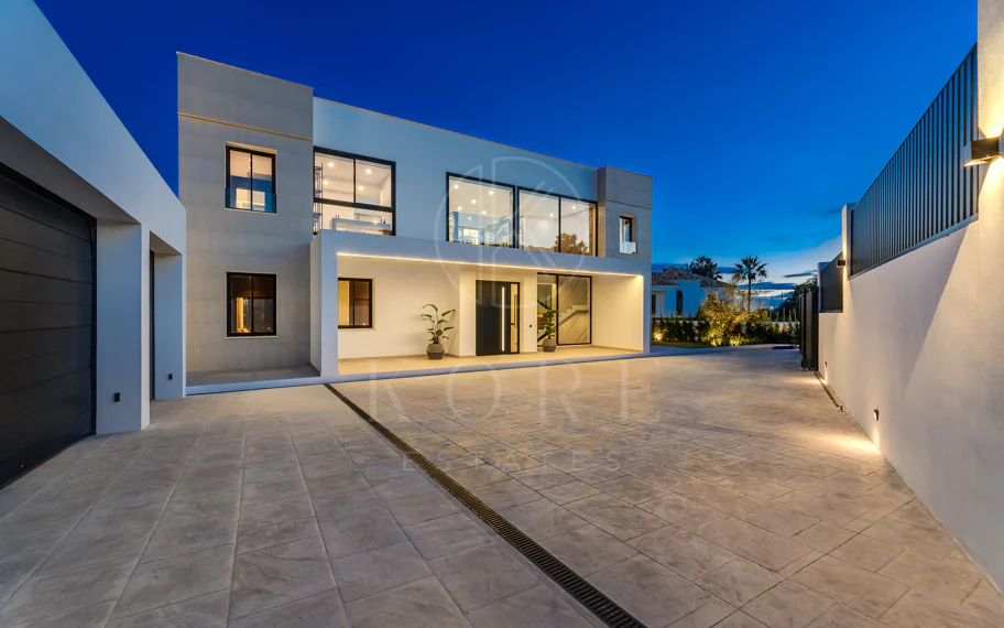 Villa en venta en El Madroñal, Benahavis