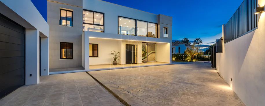 Villa for sale in El Madroñal, Benahavis