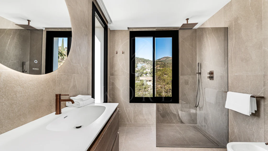 Villa for sale in El Madroñal, Benahavis