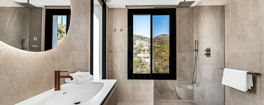 Villa for sale in El Madroñal, Benahavis