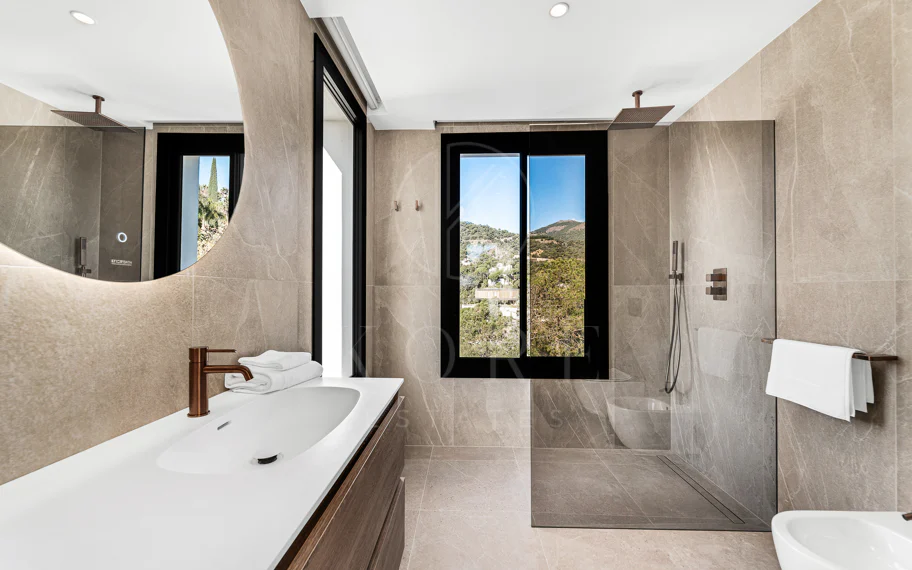 Villa en venta en El Madroñal, Benahavis