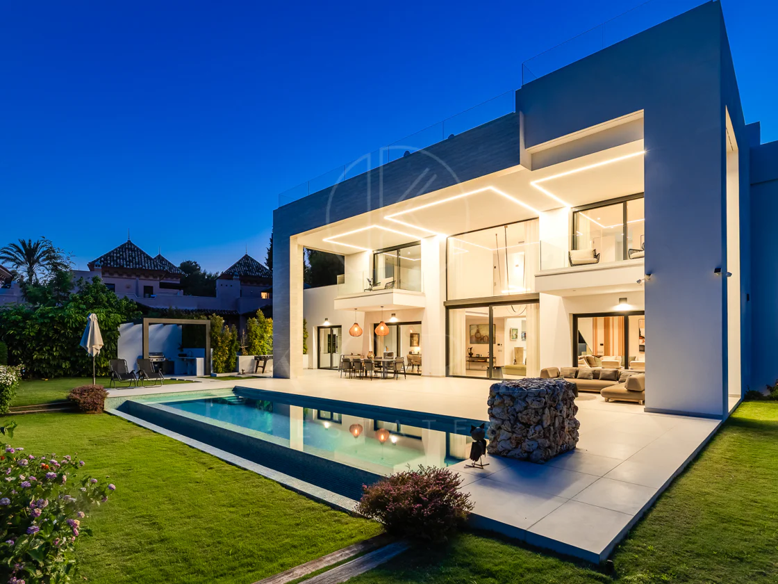 Sleek Contemporary Villa with Panoramic Views in Cascada de Camojan