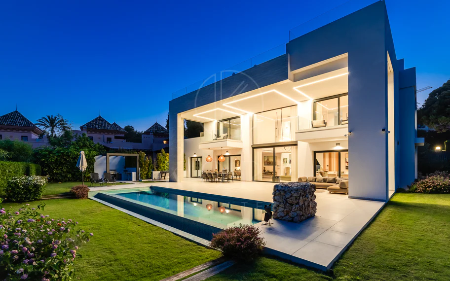 Sleek Villa contemporánea con vistas panorámicas en Cascada de Camojan