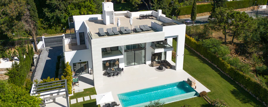 Sleek Contemporary Villa with Panoramic Views in Cascada de Camojan