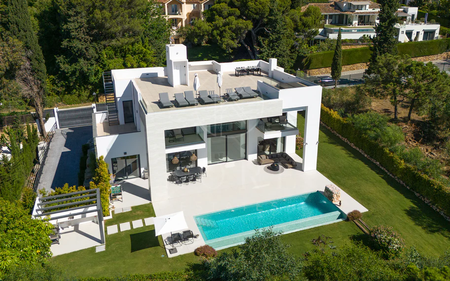 Sleek Villa contemporánea con vistas panorámicas en Cascada de Camojan
