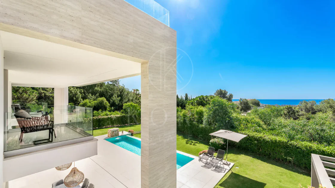 Sleek Contemporary Villa with Panoramic Views in Cascada de Camojan