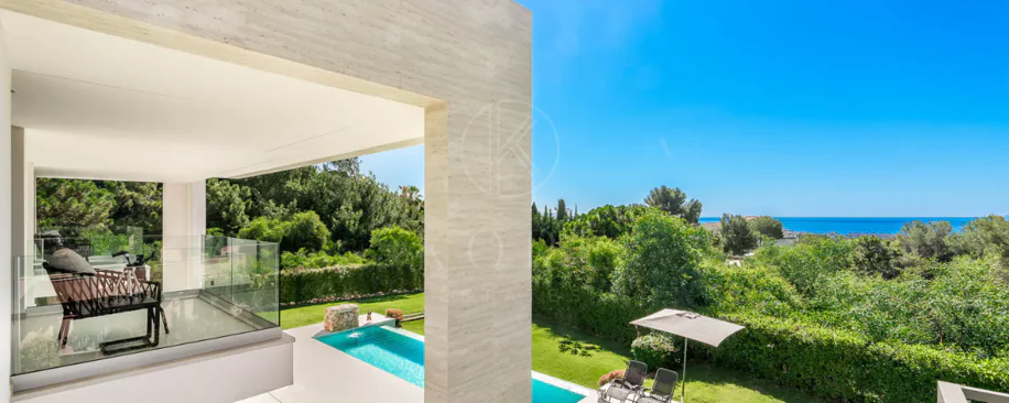 Sleek Contemporary Villa with Panoramic Views in Cascada de Camojan
