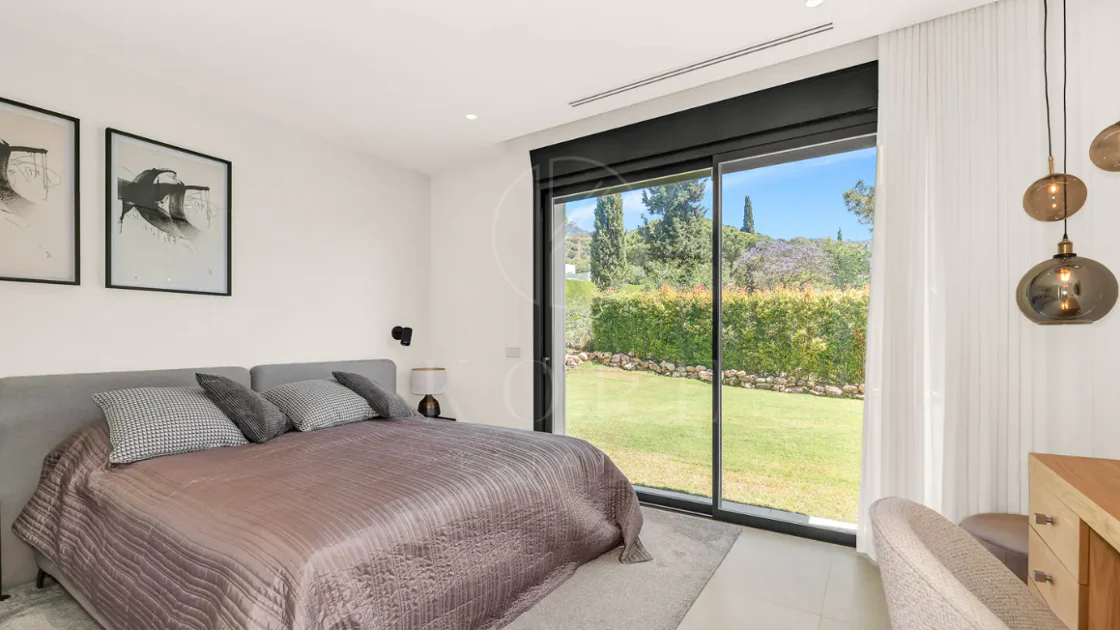 Sleek Contemporary Villa with Panoramic Views in Cascada de Camojan