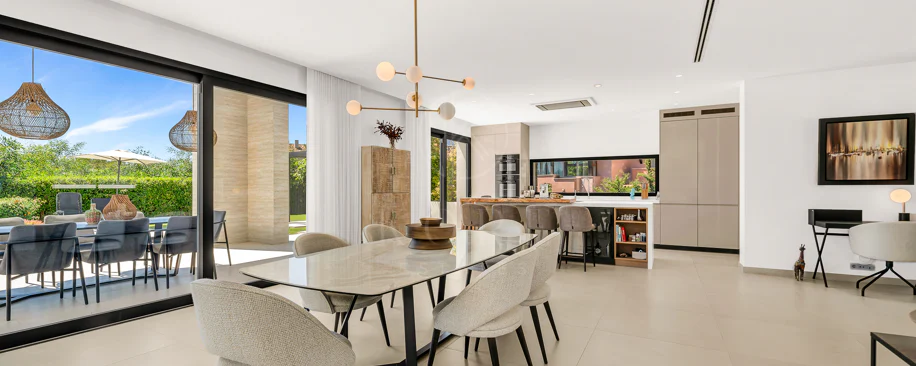 Sleek Contemporary Villa with Panoramic Views in Cascada de Camojan