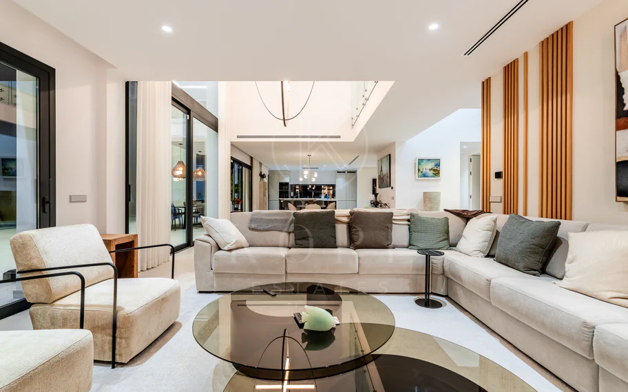 Sleek Villa contemporánea con vistas panorámicas en Cascada de Camojan