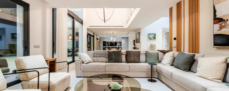 Sleek Contemporary Villa with Panoramic Views in Cascada de Camojan