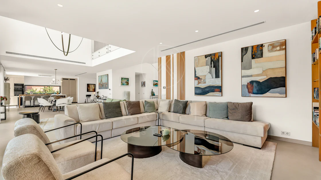 Sleek Contemporary Villa with Panoramic Views in Cascada de Camojan