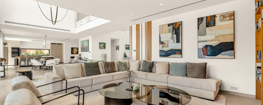 Sleek Contemporary Villa with Panoramic Views in Cascada de Camojan