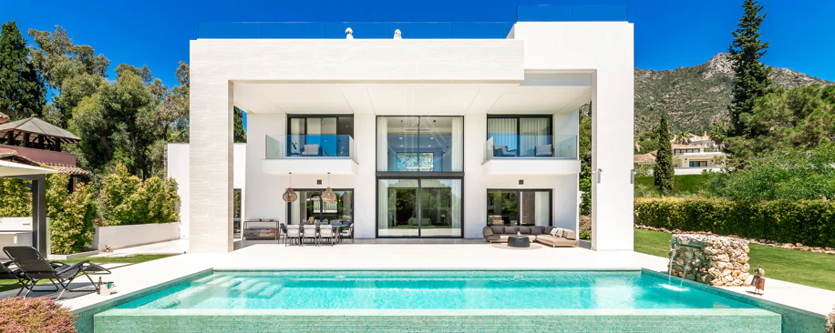Sleek Contemporary Villa with Panoramic Views in Cascada de Camojan