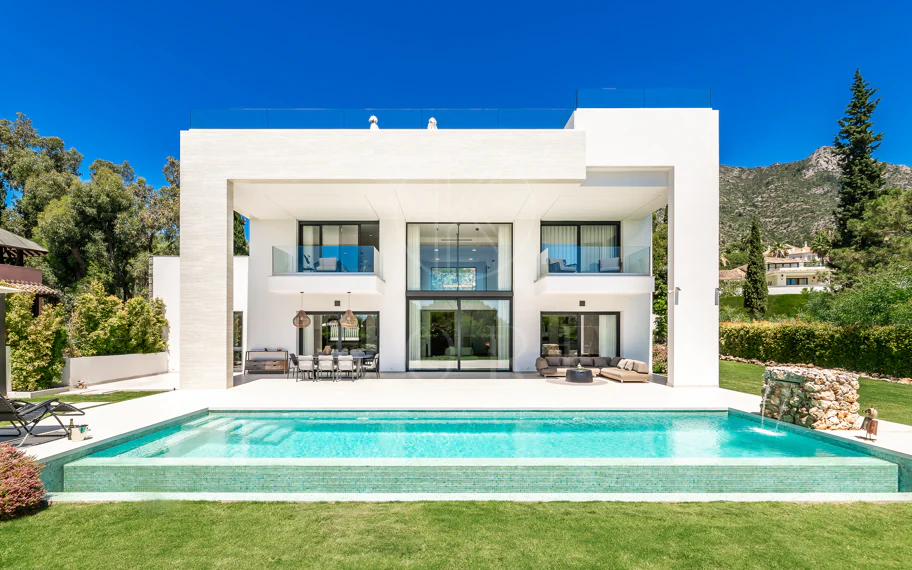 Sleek Villa contemporánea con vistas panorámicas en Cascada de Camojan