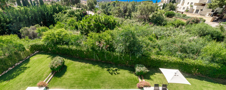 Sleek Contemporary Villa with Panoramic Views in Cascada de Camojan