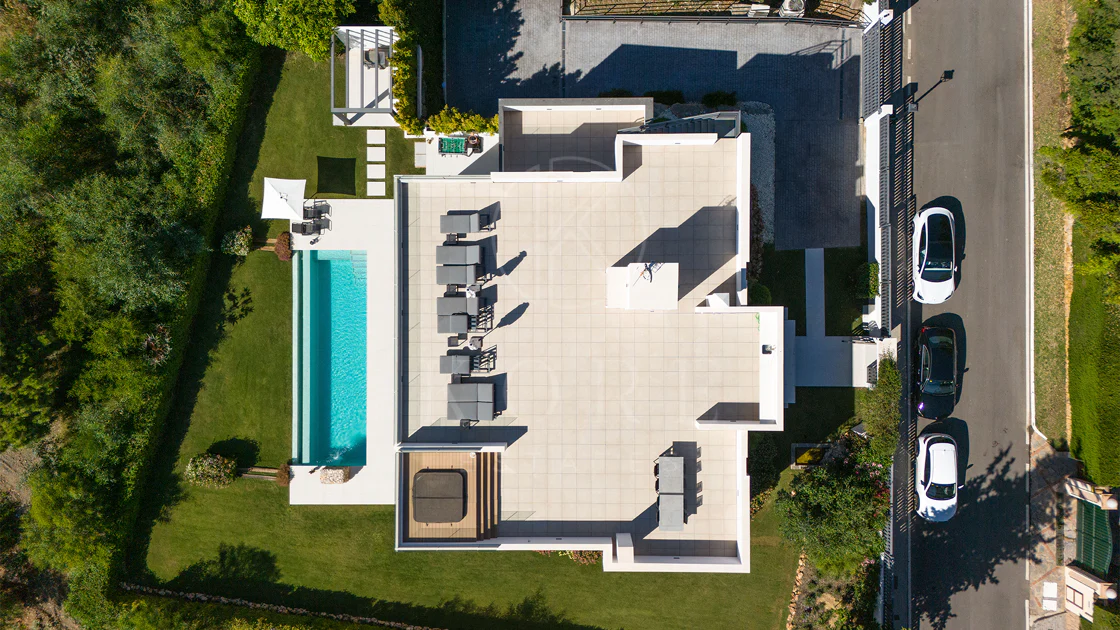 Sleek Contemporary Villa with Panoramic Views in Cascada de Camojan