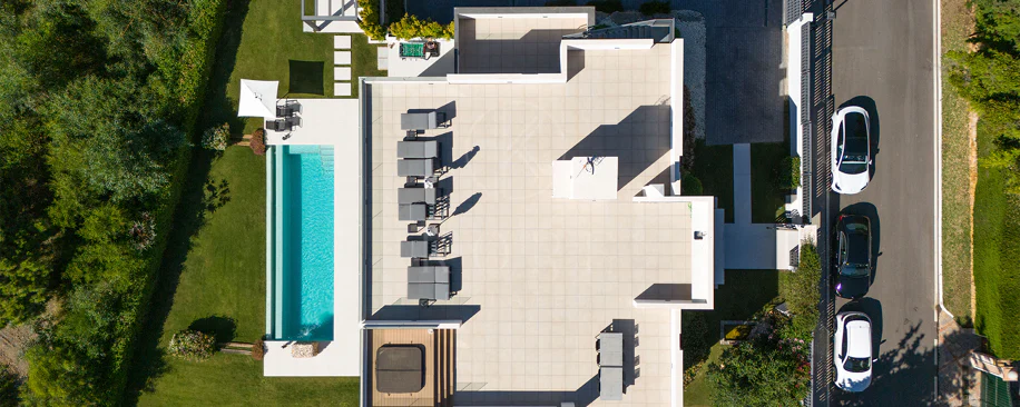 Sleek Contemporary Villa with Panoramic Views in Cascada de Camojan