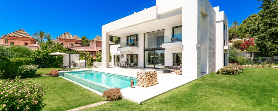 Sleek Contemporary Villa with Panoramic Views in Cascada de Camojan