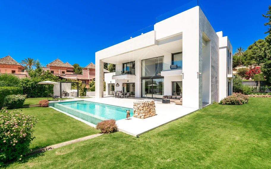 Sleek Villa contemporánea con vistas panorámicas en Cascada de Camojan