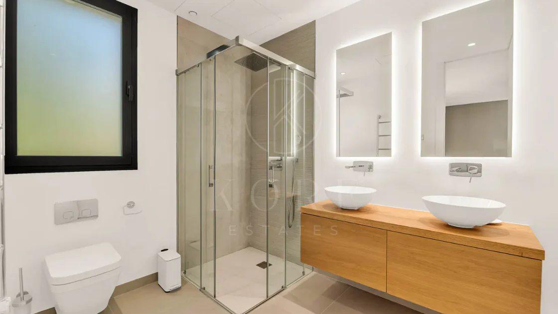 Sleek Contemporary Villa with Panoramic Views in Cascada de Camojan