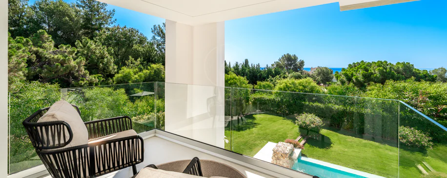Sleek Contemporary Villa with Panoramic Views in Cascada de Camojan