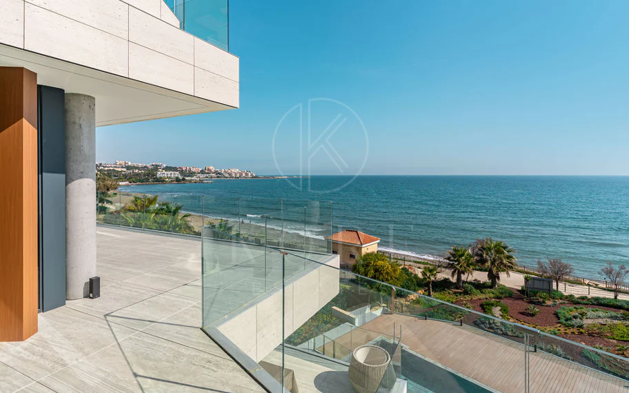 Ático dúplex de lujo en primera línea de playa en The Sapphire, Estepona
