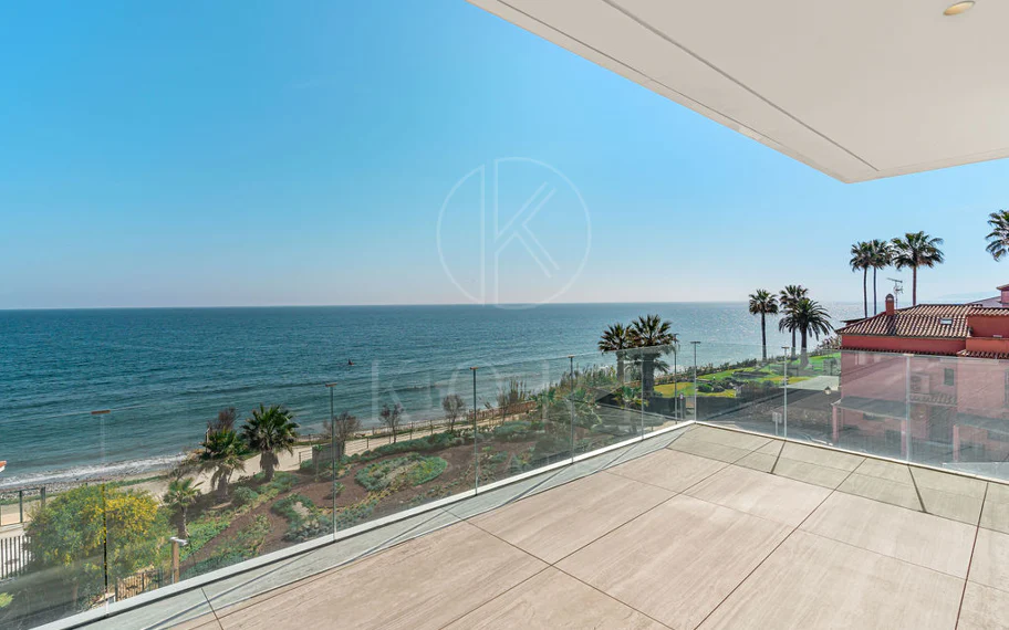 Ático dúplex de lujo en primera línea de playa en The Sapphire, Estepona