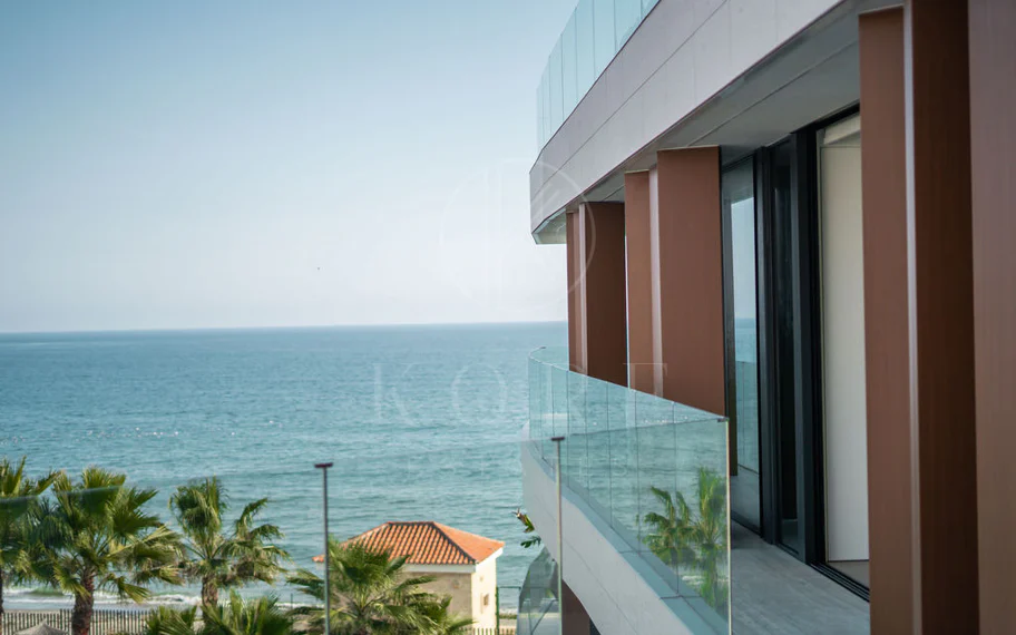 Ático dúplex de lujo en primera línea de playa en The Sapphire, Estepona