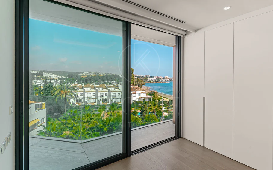 Ático dúplex de lujo en primera línea de playa en The Sapphire, Estepona