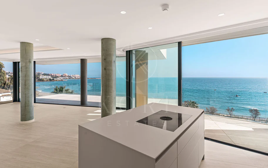 Ático dúplex de lujo en primera línea de playa en The Sapphire, Estepona