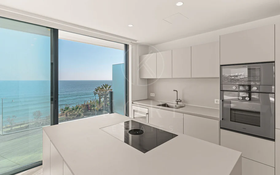 Ático dúplex de lujo en primera línea de playa en The Sapphire, Estepona