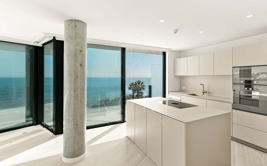 Ático dúplex de lujo en primera línea de playa en The Sapphire, Estepona