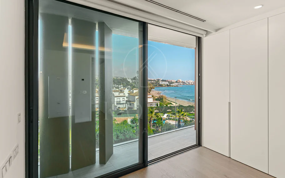 Ático dúplex de lujo en primera línea de playa en The Sapphire, Estepona